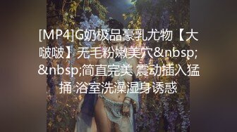 《极品CP??魔手外购》正版2K近景热闹商场女厕刁钻位置偸拍超多小姐姐方便，能看脸又能看私处，浓浓分泌物挂逼上不掉