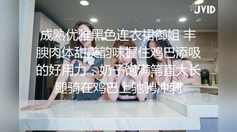 网约骚女激情4P，一男三女镜头前的淫荡，沙发上揉奶玩逼，轮草三女激情抽插，淫声荡语不断，精彩刺激别错过